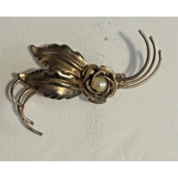 The Unbranded Brand Jewelry - Vintage Gold Tone Flower Brooch Pin Faux Pearl Center  EXC
